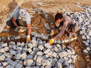Alanya erni granit küp taş begonit küp taş uygulama ekibi Halil doğal granit küp taş begonit küp taş 